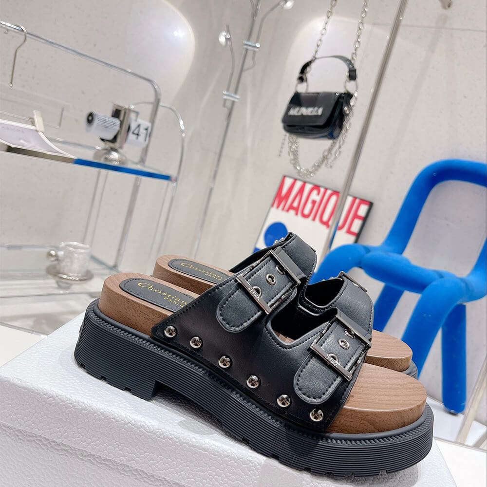D*orquake strap sandal