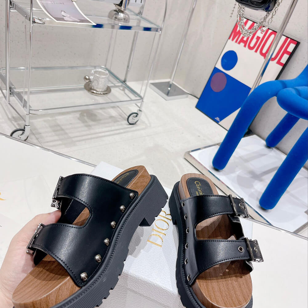 D*orquake strap sandal