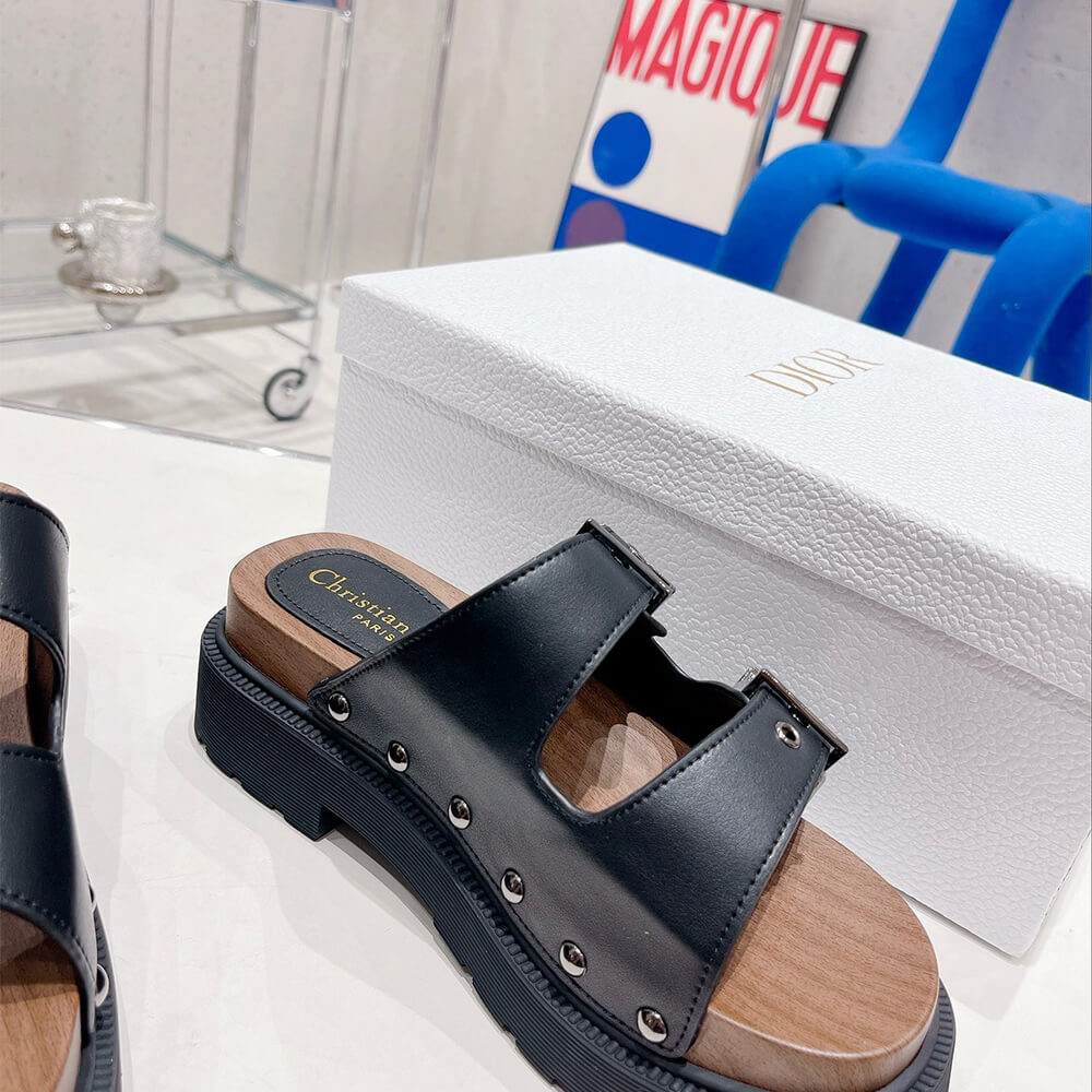 D*orquake strap sandal