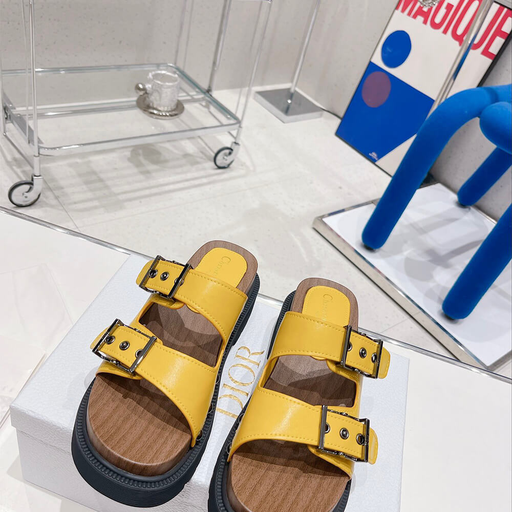D*orquake strap sandal