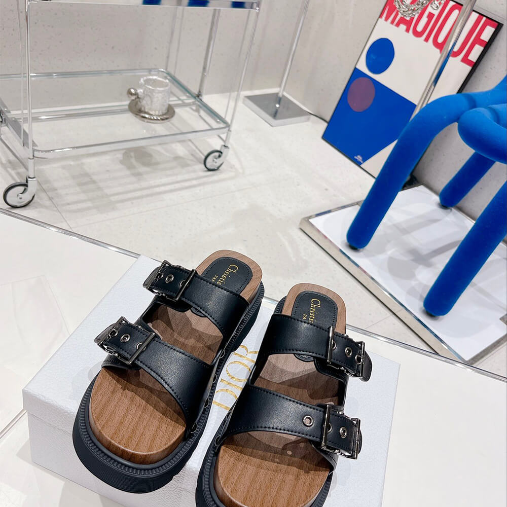 D*orquake strap sandal