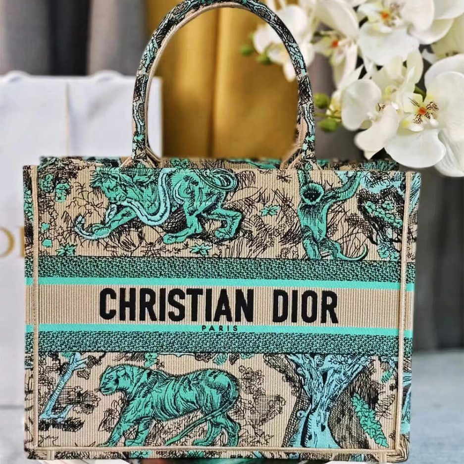 medium D*or book tote