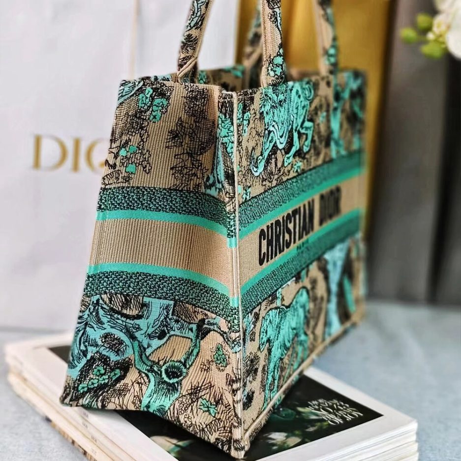 medium D*or book tote